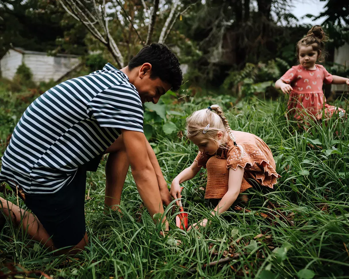Family gardening together – TSB Bank, support communities through the Toi Foundation
